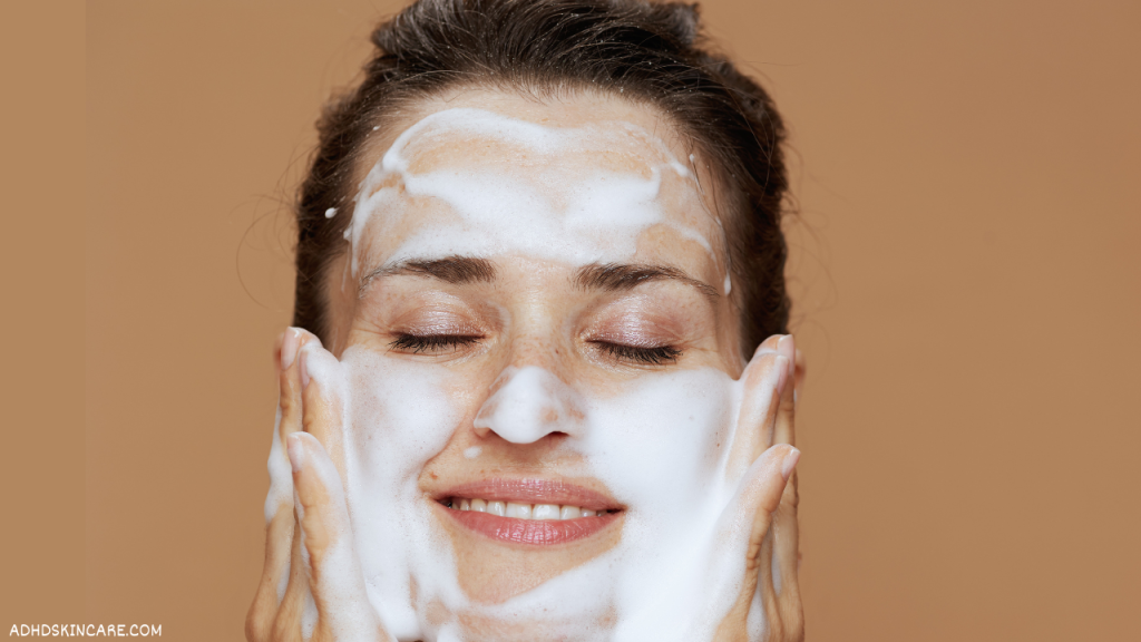 A woman with oily skin cleansing her face which is the first step in  4-step skinare routine for oily skin